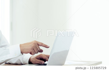 ノートパソコンで仕事をする男性の手元 ノートパソコンで仕事をする男性の手元 115805729