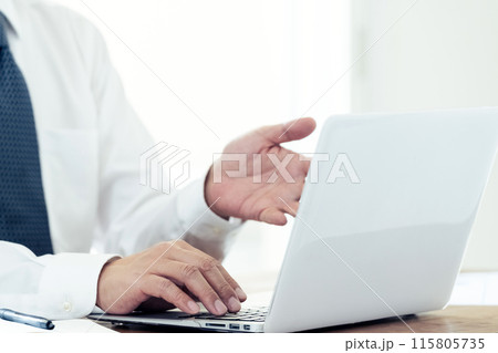 ノートパソコンで仕事をする男性の手元 115805735