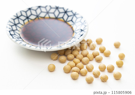 白背景に醤油と大豆 白背景に醤油と大豆 115805906
