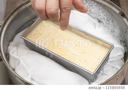 プリンを蒸す 蒸し器 蒸して作るカスタードプリン プリンを蒸す 蒸し器 蒸して作るカスタードプリン 115805930