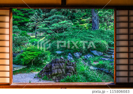 香川県　栗林公園　掬月亭と庭園の眺め 115806083