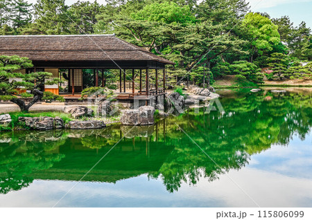 香川県　栗林公園　掬月亭と庭園の眺め 115806099