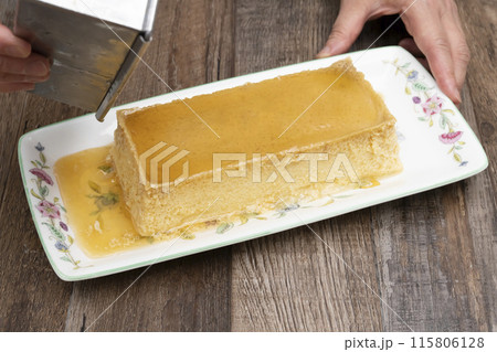 プリン完成　出来立て　仕上がり　切る 115806128