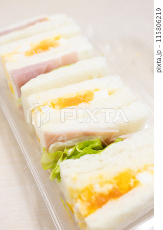 おいしいハムレタスサンドと玉子サンドのミックスサンド おいしいハムレタスサンドと玉子サンドのミックスサンド 115806219