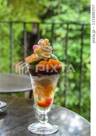 森の中のカフェ　パフェやスイーツ　金比羅山　資生堂パーラー 115806357