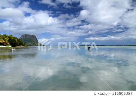 インド洋の貴婦人モーリシャス　南西部海岸の街ラゴレットの桟橋からラグーンの水鏡やルモーン山の景色 115806387