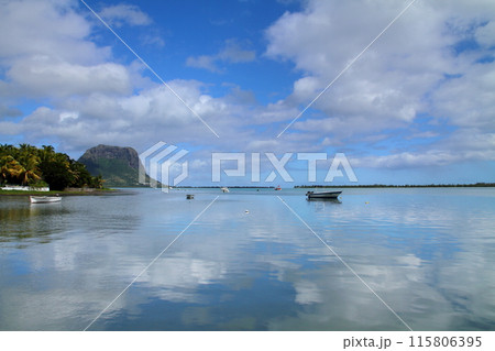 インド洋の貴婦人モーリシャス　南西部海岸の街ラゴレットの桟橋からラグーンの水鏡やルモーン山の景色 115806395