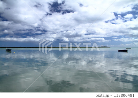 インド洋の貴婦人モーリシャス　南西部海岸の街ラゴレットの桟橋からラグーンの水鏡の景色 115806481