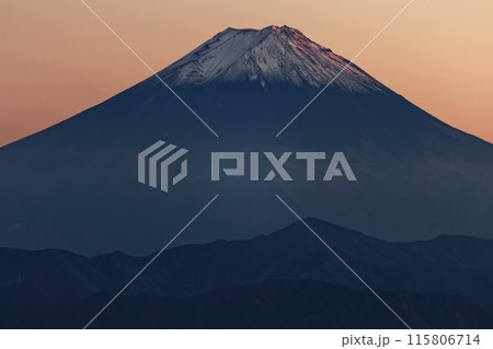 奥秩父主稜線縦走路・古礼山から見る残照の富士山 奥秩父主稜線縦走路・古礼山から見る残照の富士山 115806714