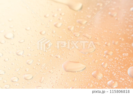 肌色のグラデーションと雫の背景素材 115806818
