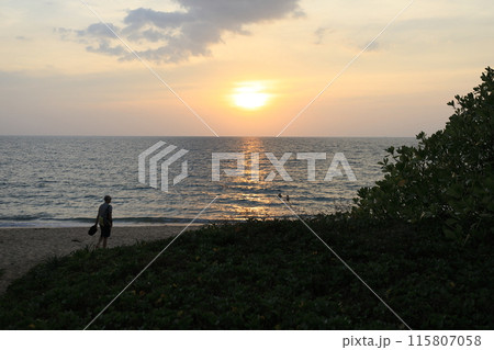南国タイのプーケットの海岸から望む夕日 南国タイのプーケットの海岸から望む夕日 115807058