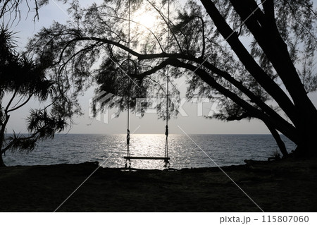 夕焼けのプーケットの海岸にあるブランコ 夕焼けのプーケットの海岸にあるブランコ 115807060