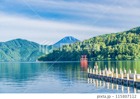 【神奈川県】早朝の芦ノ湖から望む夏富士 115807112
