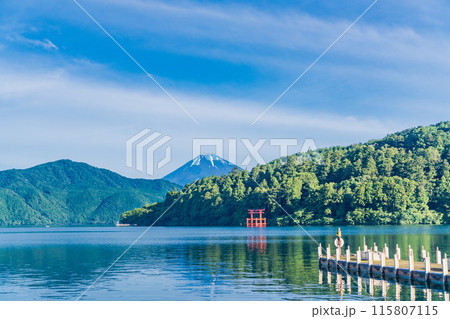 【神奈川県】早朝の芦ノ湖から望む夏富士 115807115