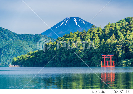 【神奈川県】早朝の芦ノ湖から望む夏富士 115807118