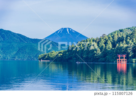【神奈川県】早朝の芦ノ湖から望む夏富士 【神奈川県】早朝の芦ノ湖から望む夏富士 115807126
