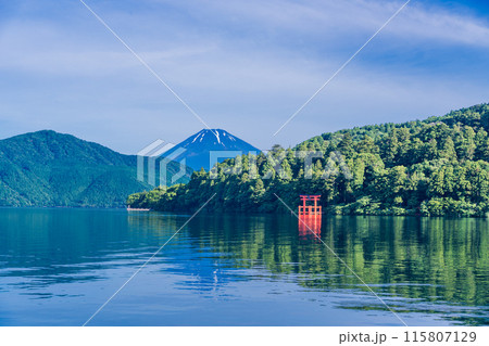【神奈川県】早朝の芦ノ湖から望む夏富士 【神奈川県】早朝の芦ノ湖から望む夏富士 115807129