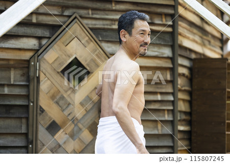 サウナを楽しむ50代男性 115807245