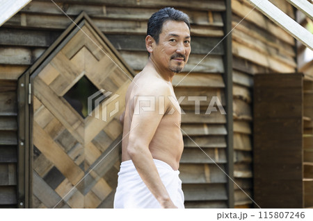サウナを楽しむ50代男性 115807246