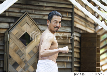 サウナを楽しむ50代男性 サウナを楽しむ50代男性 115807247