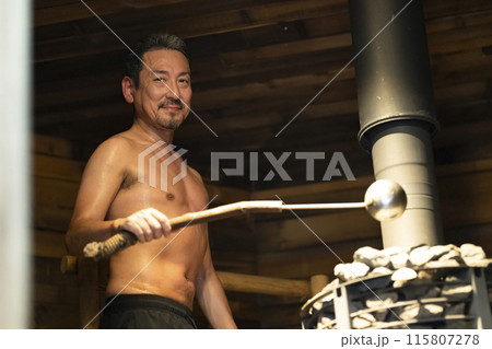 サウナを楽しむ50代男性 サウナを楽しむ50代男性 115807278