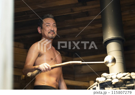 サウナを楽しむ50代男性 115807279