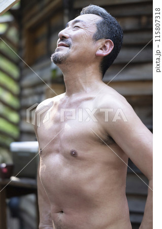 サウナを楽しむ50代男性 サウナを楽しむ50代男性 115807318