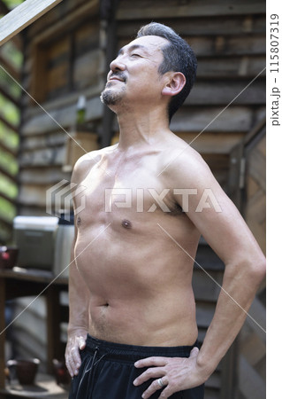 サウナを楽しむ50代男性 115807319