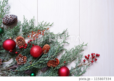 白い木目の背景に置かれたクリスマスナチュラル飾り 115807334