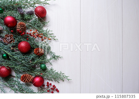 白い木目の背景に置かれたクリスマスナチュラル飾り 115807335