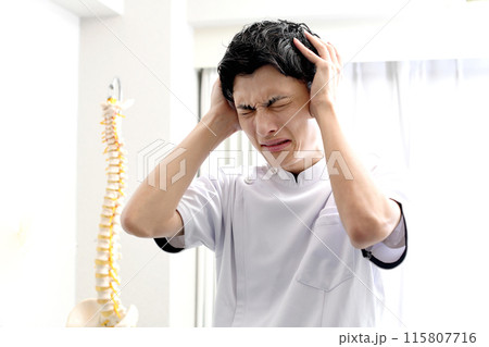 頭に手をやる白衣を着た悩むアジア人男性 頭に手をやる白衣を着た悩むアジア人男性 115807716