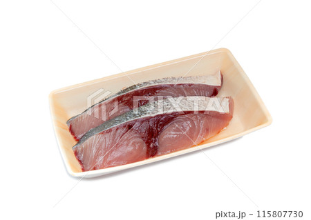 食品トレー入り天然ぶりの切り身【白背景・切り抜き】 食品トレー入り天然ぶりの切り身【白背景・切り抜き】 115807730