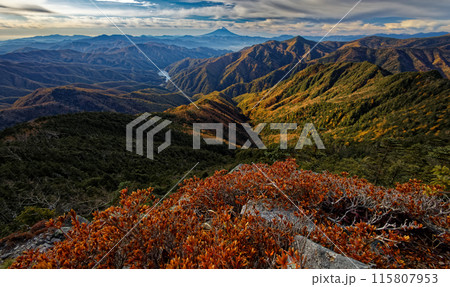 甲武信岳・戸渡尾根の紅葉と富士山の眺め 115807953