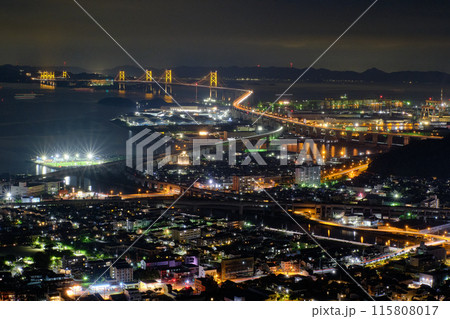 香川県 瀬戸大橋がライトアップされて華やかな夜景を展望 香川県 瀬戸大橋がライトアップされて華やかな夜景を展望 115808017