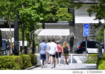 日本の東京都市景観 インバウンド復活…。外国人観光客で賑わう都内…。大手門に向かう外国人観光客＝6月 115808060
