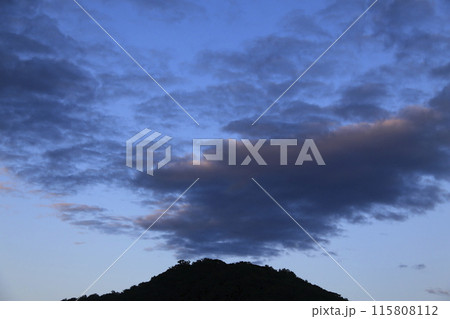 雲の隙間から見える空 雲の隙間から見える空 115808112