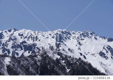 5月上旬の立山黒部アルペンルート　黒部ダムから望む立山 115808116