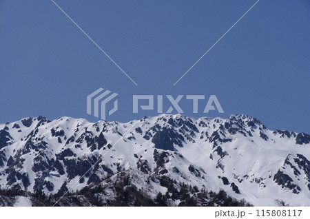 5月上旬の立山黒部アルペンルート　黒部ダムから望む立山 115808117