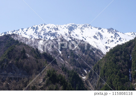 5月上旬の立山黒部アルペンルート 黒部ダムから望む立山 5月上旬の立山黒部アルペンルート 黒部ダムから望む立山 115808118