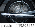雨の新聞配達 115808172