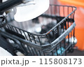 雨の新聞配達 115808173