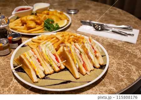 ルームサービスのクラブハウスサンド 115808176