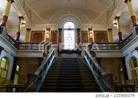 名古屋市政資料館の中央階段とステンドグラス 名古屋市政資料館の中央階段とステンドグラス 115808179