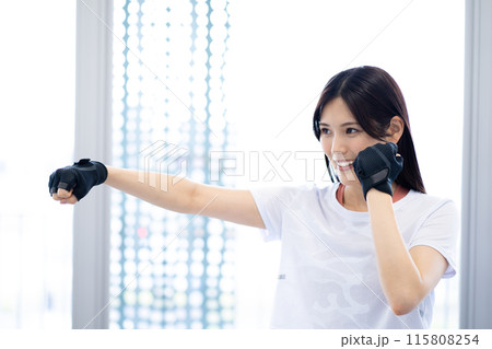 黒髪ロングの女性（ボクササイズ、 白いスポーツウエア、グローブ） 115808254