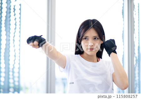黒髪ロングの女性（ボクササイズ、 白いスポーツウエア、グローブ） 115808257