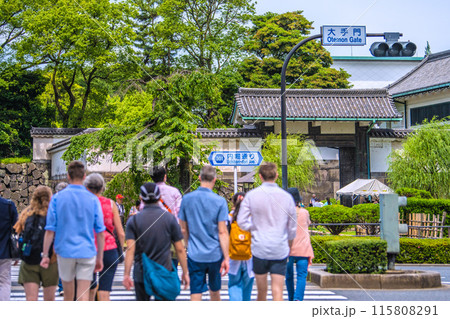 日本の東京都市景観 インバウンド復活…。外国人観光客で賑わう都内…。大手門に向かう外国人観光客＝6月 115808291