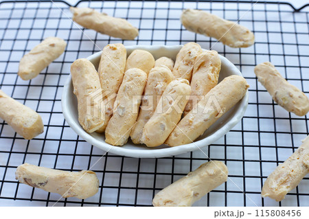 Light and crispy almond meringue cookies 115808456