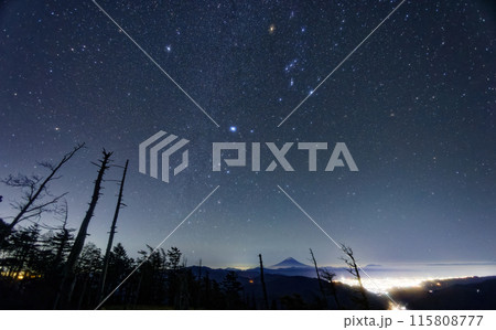 奥秩父主脈縦走路・古礼山から見る冬の星座と富士山 115808777