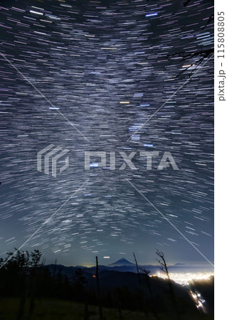奥秩父主脈縦走路・古礼山から見る冬の星座と富士山 奥秩父主脈縦走路・古礼山から見る冬の星座と富士山 115808805
