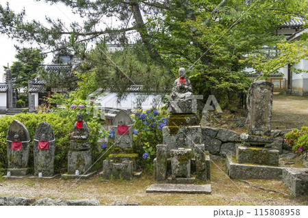 矢田寺（奈良県）境内のお地蔵様 115808958